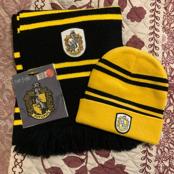 Warner Bros. Accessories - Hufflepuff Scarf, Hat, & Patch